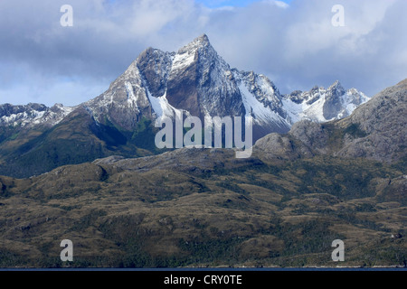 Majestueux sommets de montagnes à l'est du Canal Magdalena, le long du détroit de Magellan, Chili Banque D'Images