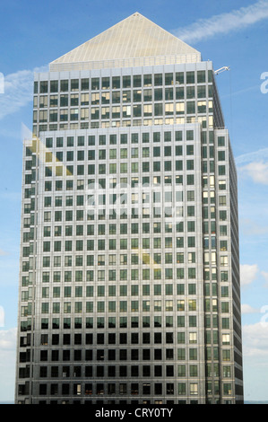 Canary Wharf Tower vu de moitié environ vers le haut. Un gratte-ciel dans la ville de Londres Banque D'Images