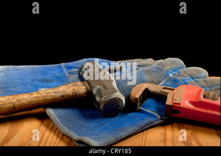 Close up de vieux outils, y compris un petit marteau et une clé à tuyau rouge Banque D'Images