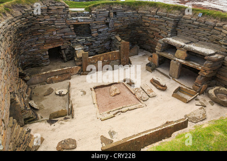 Fouilles d'habitation primitive et meubles en pierre dans village néolithique préhistorique à Skara Brae Orkney Islands Scotland UK Banque D'Images