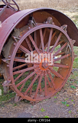 Pneu arrière de tracteur anciens dopés à l'écran à côté d'une ferme. Minnesota MN USA Ottertail Banque D'Images