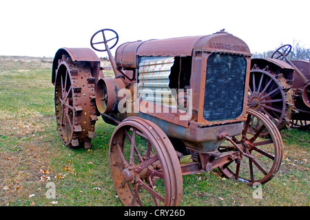 Fier vieux tracteur agricole se dresse dans le champ des agriculteurs. Minnesota MN USA Ottertail Banque D'Images