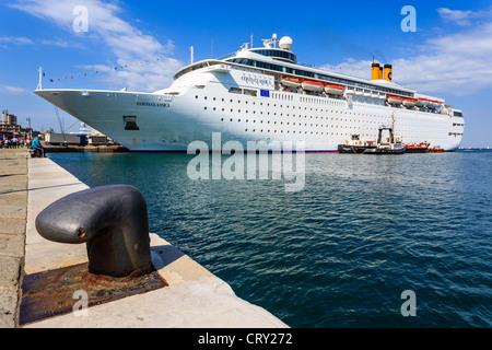 Cruse Costa Classica bateau dans le port de Trieste, Frioul-Vénétie Julienne, Italie Banque D'Images