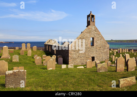 Ruines de l'église paroissiale médiévale Kirk Dame avec les pierres tombales dans l'église à Pierowall Island Westray Orkney Islands Scotland UK Banque D'Images