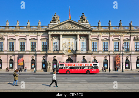 Berlin, Allemagne. Zeughaus (Baroque - 1695-1706 ; Unter den Linden) ancien arsenal. Berlin city tour bus Banque D'Images