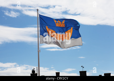 Drapeau qui flotte d'Helsinki contre le ciel bleu Banque D'Images