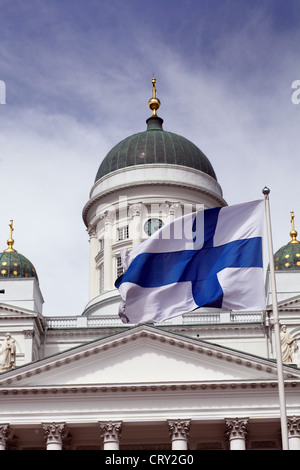 Un battement de drapeau national de la Finlande contre la cathédrale d'Helsinki, la plupart des capacités et symbole de la ville Banque D'Images