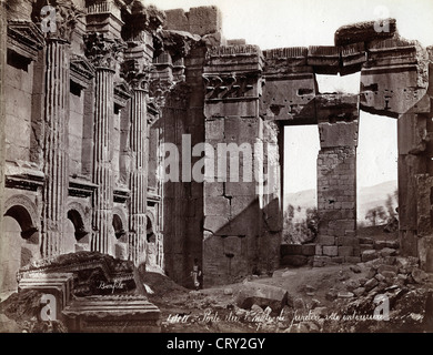 Porte du Temple de Jupiter, de Baalbek, Liban, ca 1870, par Félix Bonfils Banque D'Images