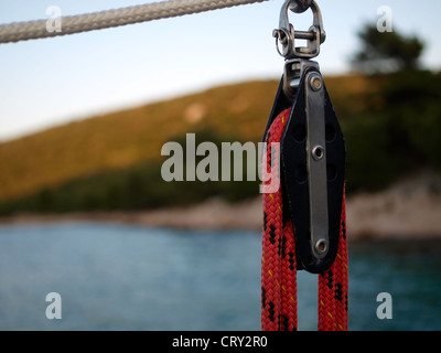 Raccords sur voilier en mer près de l'île de flèche Banque D'Images