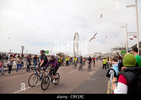 La finale de l'Londres à Brighton Charité Cycle ride pour le BHF à Brighton, Sussex, UK Banque D'Images