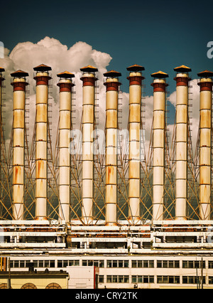 L'ancienne usine avec beaucoup de tuyaux sur le fond de ciel Banque D'Images