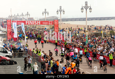 La finale de l'Londres à Brighton Charité Cycle ride pour le BHF à Brighton, Sussex, UK Banque D'Images