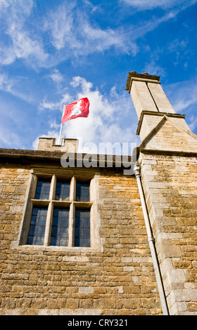 Chimney stack et pavillon du château de Rockingham sur un moelleux blanc et bleu ciel nuageux Banque D'Images