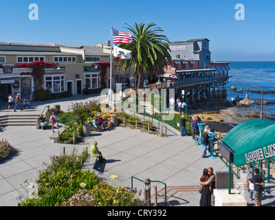 Cannery Row boutiques et restaurants complexes avec drapeau American Stars & Stripes survolant Monterey California USA Banque D'Images