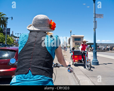 San Francisco rickshaw vélo taxi à partir de la vue des passagers aux beaux Embarcadero San Francisco California USA Banque D'Images
