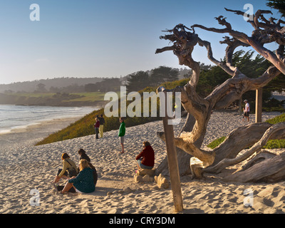 Les visiteurs et les résidents se réunissent sur la plage pour regarder le coucher de soleil spectaculaire au Carmel par la mer California USA Banque D'Images