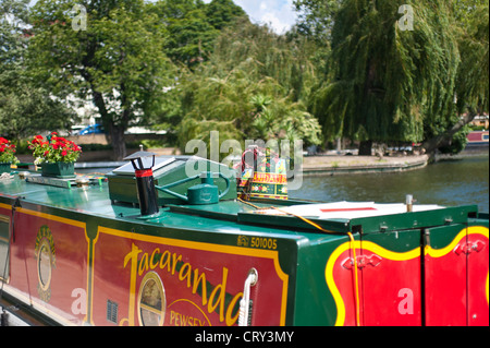 LONDRES, Royaume-Uni - 30 JUIN 2012 : bateau étroit sur le canal de Little Venice à Maida Vale Banque D'Images