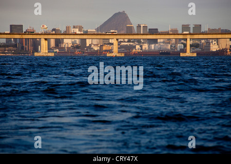 Le Pain de Sucre, Rio de Janeiro centre-ville et d'Rio-Nitreoi bridge vu de la baie de Guanabara, au Brésil. Banque D'Images