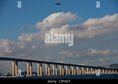 Avion se prépare à atterrir à l'aéroport Santos Dumont situé dans le rivage de la baie de Guanabara, Rio de Janeiro, Brésil. Banque D'Images