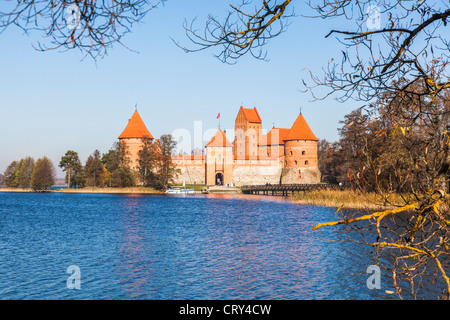 L'île de Trakai Castle en lac Galve, la Lituanie avec un ciel bleu clair à l'automne Banque D'Images