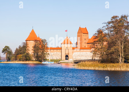 L'île de Trakai Castle en lac Galve, la Lituanie, l'une des principales attractions touristiques près de Vilnius, avec un ciel bleu clair Banque D'Images