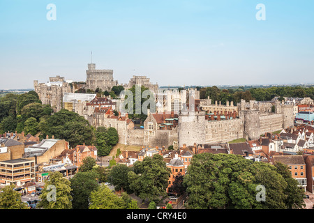 Vue panoramique sur Windsor, Berkshire, Angleterre avec notamment le château de Windsor sur une journée claire avec ciel bleu Banque D'Images