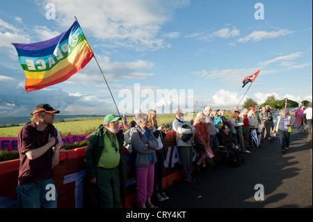 Les manifestants se rassemblent à la discrète Menwith Hill base militaire américaine le 4 juillet pour faire campagne pour l'indépendance des États-Unis Banque D'Images