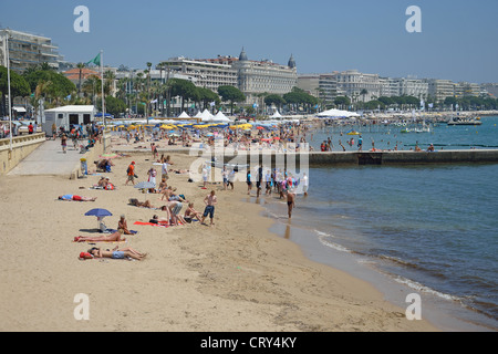 Plage Publique (plage publique), Cannes, Côte d'Azur, Alpes-Maritimes, Provence-Alpes-Côte d'Azur, France Banque D'Images