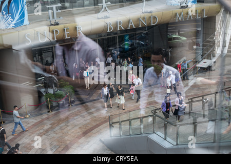 Centre Commercial Super Brand, dans le quartier financier de Lujiazui, à Pudong, à Shanghai, en Chine. Banque D'Images