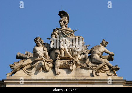 Berlin, Allemagne. Zeughaus (baroque - 1695-1706; Unter den Linden) ancien arsenal - statue sur le toit Banque D'Images