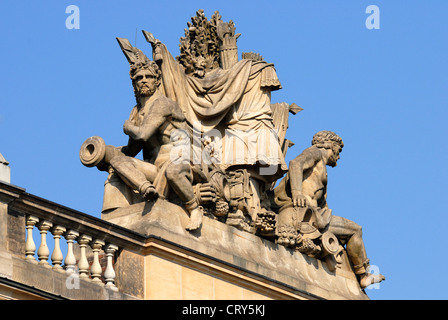 Berlin, Allemagne. Zeughaus (baroque - 1695-1706; Unter den Linden) ancien arsenal. Détail de la statue sur le toit Banque D'Images