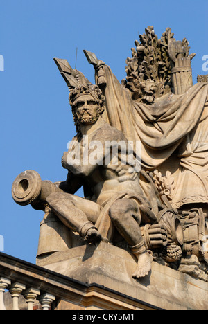 Berlin, Allemagne. Zeughaus (baroque - 1695-1706; Unter den Linden) ancien arsenal. Détail de la statue sur le toit Banque D'Images