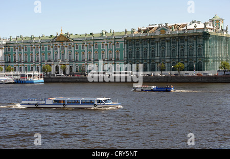 Vue sur le Palais d'hiver et l'hermitage s'étend le long de la Neva, Saint-Pétersbourg, Russie. Banque D'Images