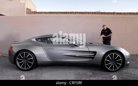 Sports car gets ticket de parking par agent de police, New Mexico, USA Banque D'Images