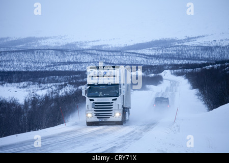 Service de transport Viking chariot se déplace à travers l'Arctique à la tombée de Kilpisjarvi sur route de la Norvège en Finlande Banque D'Images