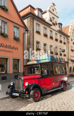 Bus historique à l'extérieur du Village de Noël de Käthe Wohlfahrt (Weihnachtsdorf) à Rothenburg ob der Tauber, Bavière, Allemagne Banque D'Images