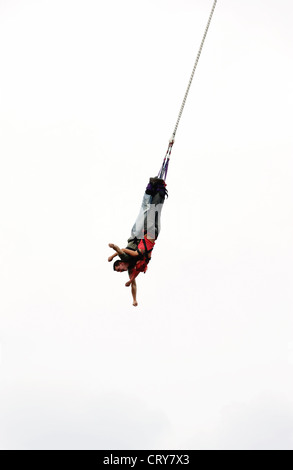 La femme et l'homme dans l'articulation bungee, Oberhausen Banque D'Images