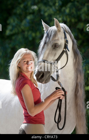 Espagnol pur andalou cheval femme souriante avec l'étalon Napoléon sur un dos-nu Banque D'Images