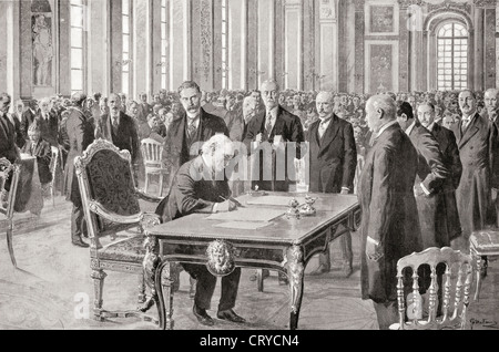 M. Lloyd George signe le Traité de paix avec l'Allemagne, le 28 juin 1919, dans la galerie des Glaces, Château de Versailles, France. Banque D'Images