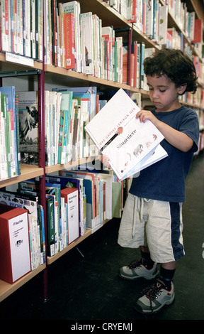 Les jeunes enfants dans la bibliothèque de l'American Memorial Library (T) Banque D'Images