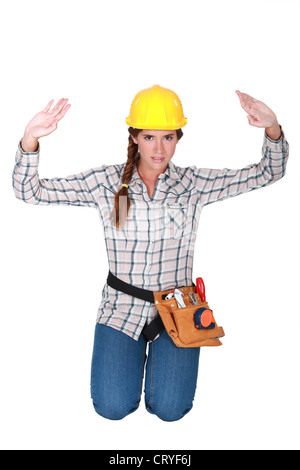 Tradeswoman maintenant ses mains Banque D'Images