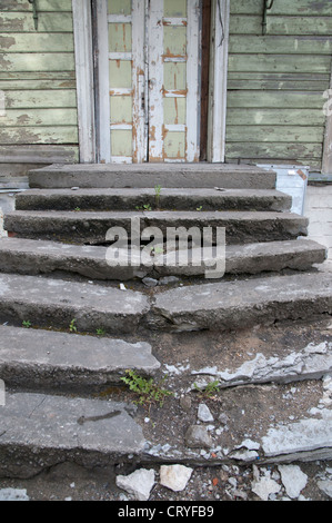 Broken escalier menant jusqu'à un bâtiment en bois délabrées Europe Estonie Tallinn Banque D'Images