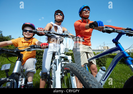 Garder l'ajustement de la famille sportive à vélo sur une claire journée d'été Banque D'Images