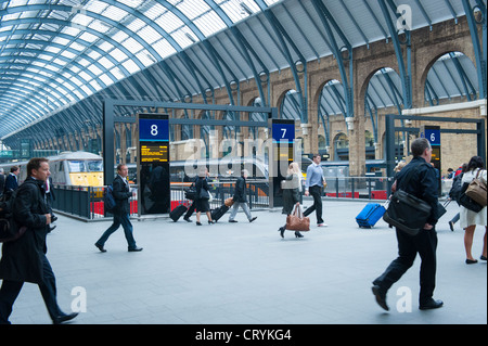 London Kings Cross Station Grand Central de la plate-forme 7 & 8 train train côte est à l'embarquement d'Édimbourg Banque D'Images