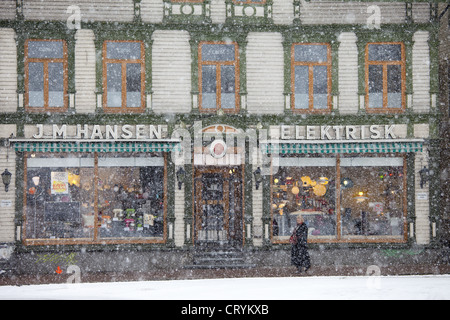 Atelier d'électricité pittoresque JM Hansen, scènes de rue autour de la ville de Tromso, dans le cercle arctique dans le Nord de la Norvège Banque D'Images