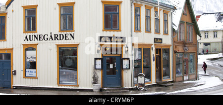 Scène de rue et pittoresque Restaurant dans Aunegarden dans Storgata ville de Tromso, dans le cercle arctique dans le Nord de la Norvège Banque D'Images