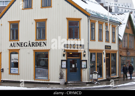 Scène de rue et pittoresque Restaurant dans Aunegarden dans Storgata ville de Tromso, dans le cercle arctique dans le Nord de la Norvège Banque D'Images