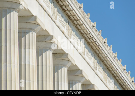 WASHINGTON DC, États-Unis — détail de la façade est du Lincoln Memorial sur le National Mall, mettant en valeur l'architecture néoclassique avec ses colonnes de granit rose et son toit. Le mémorial, conçu par l'architecte Henry Bacon et achevé en 1922, présente du granit provenant du Massachusetts, illustrant la grandeur de l'architecture classique de renouveau dans les monuments américains. Banque D'Images