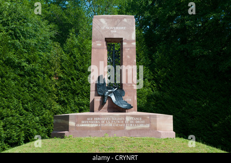 French WWI monument aux soldats héroïques de la France par E. Brandt représentant allemand tombé Eagle, Compiegne Banque D'Images