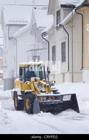 Disques durs travailleurs Komatsu WA90 chasse-neige pour déblayer la route en Skolegata dans ville de Tromso, dans le cercle arctique dans le Nord de la Norvège Banque D'Images